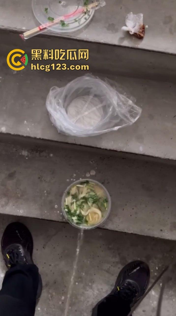 济南惊现黄汤馄饨！原是外卖员为报复顾客往餐中小便 还向里面吐口水  第6张