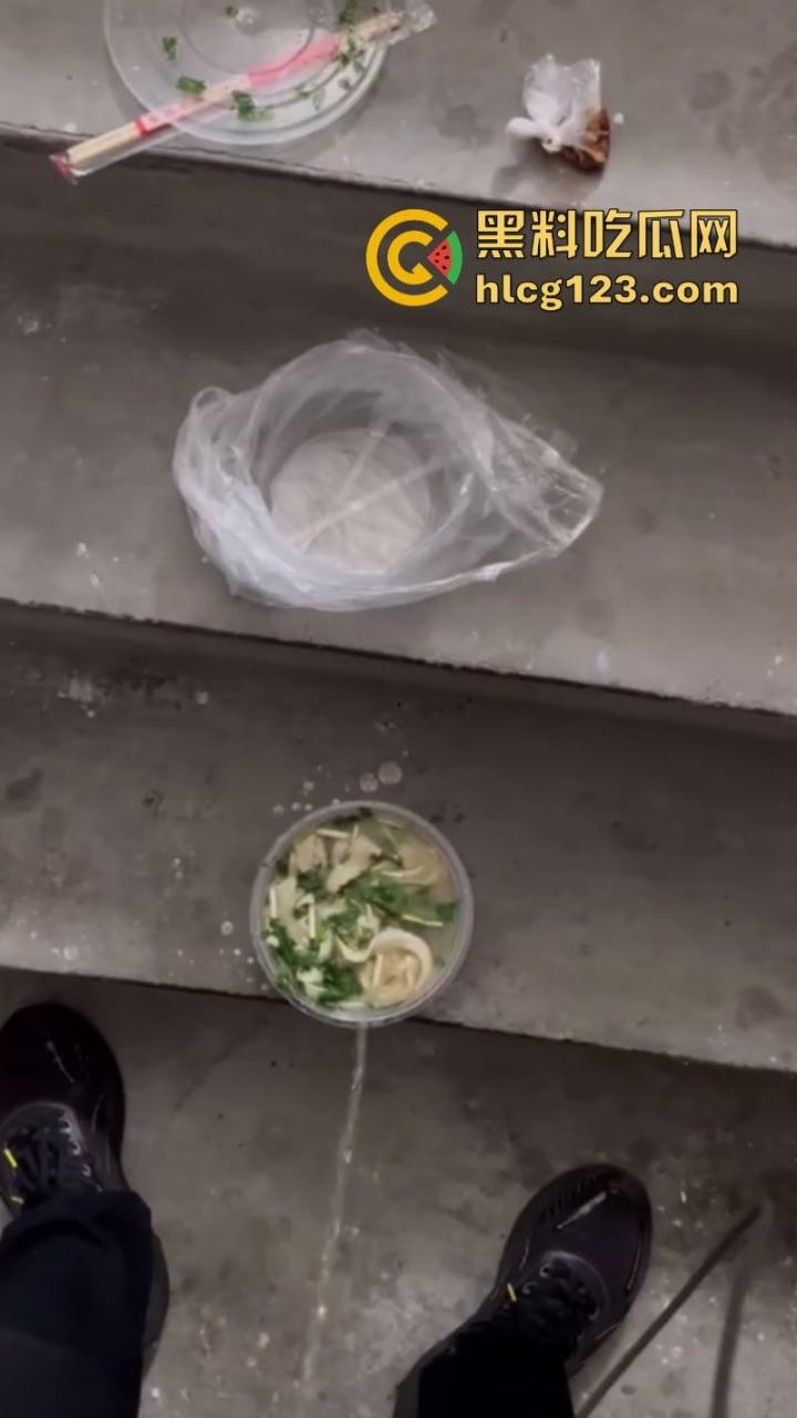 济南惊现黄汤馄饨！原是外卖员为报复顾客往餐中小便 还向里面吐口水  第7张