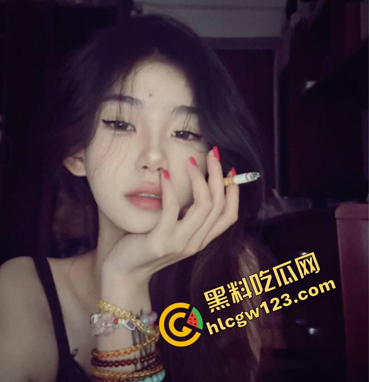 上海外围媛媛反向骑坐爆操位，骑着骑着自己先高潮了，手指插进逼里喷得床单全湿，反客为主玩疯了！  第2张