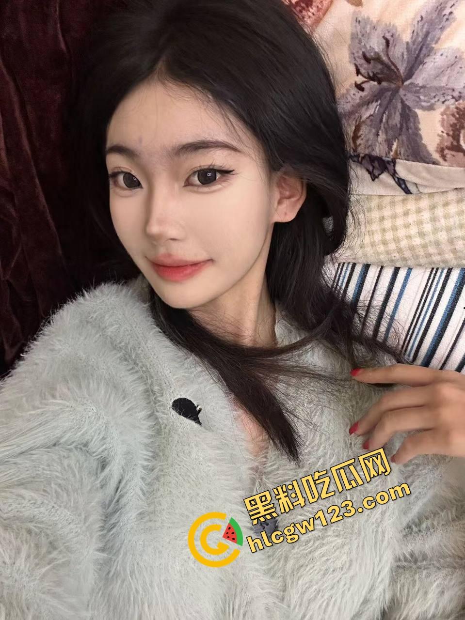 上海外围媛媛反向骑坐爆操位，骑着骑着自己先高潮了，手指插进逼里喷得床单全湿，反客为主玩疯了！  第3张