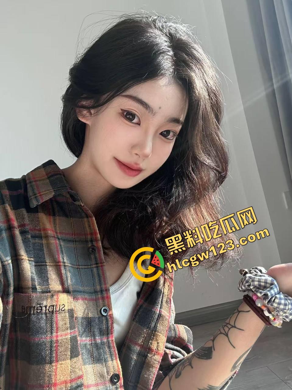 上海外围媛媛反向骑坐爆操位，骑着骑着自己先高潮了，手指插进逼里喷得床单全湿，反客为主玩疯了！  第4张