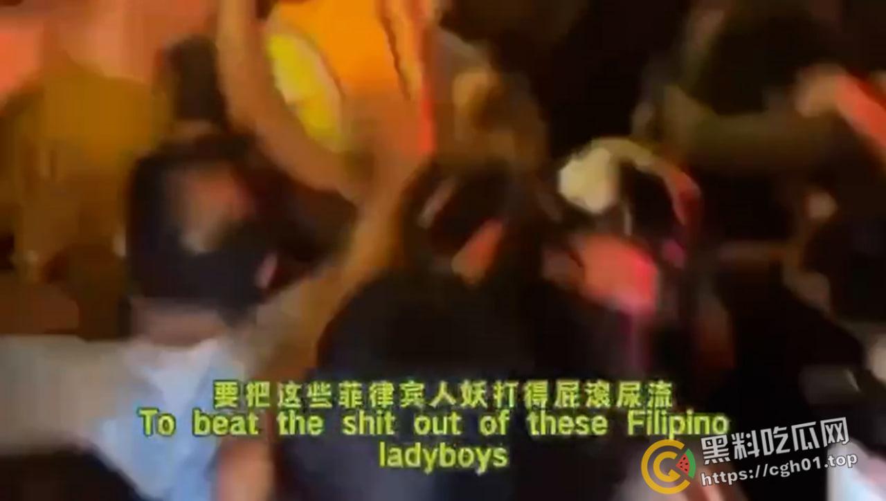 泰国爆发泰菲人妖大战！警察都拦不住 打到屌和奶子都乱飞 最后泰国人妖大胜 现场视频曝光  第2张