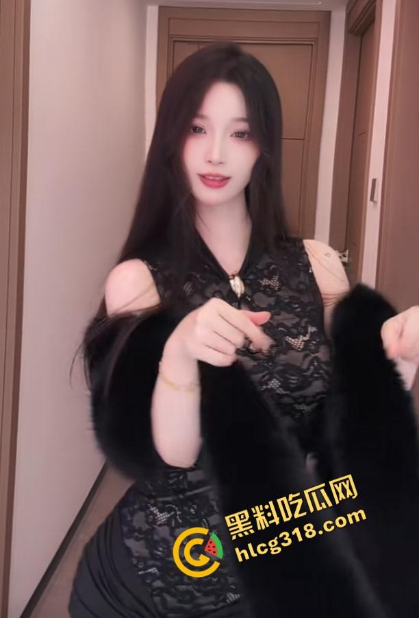 抖音大奶女主播PK秀绝活,一套骚操作连招收割大哥，姿势全会身材又骚，哪个大哥能挺住不缴械？  第1张