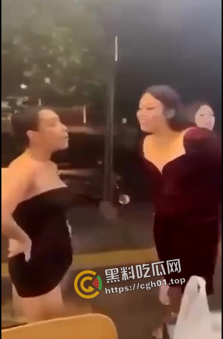 泰国爆发泰菲人妖大战！警察都拦不住 打到屌和奶子都乱飞 最后泰国人妖大胜 现场视频曝光  第8张