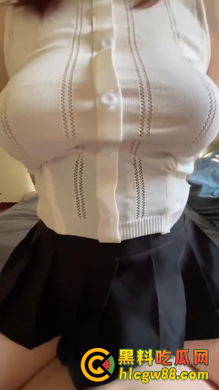 抖音大胸妹活菩萨『一抹金』被大哥重金包养 白天重庆火锅音乐节 晚上换战服骑身上狂摇奶子！  第13张