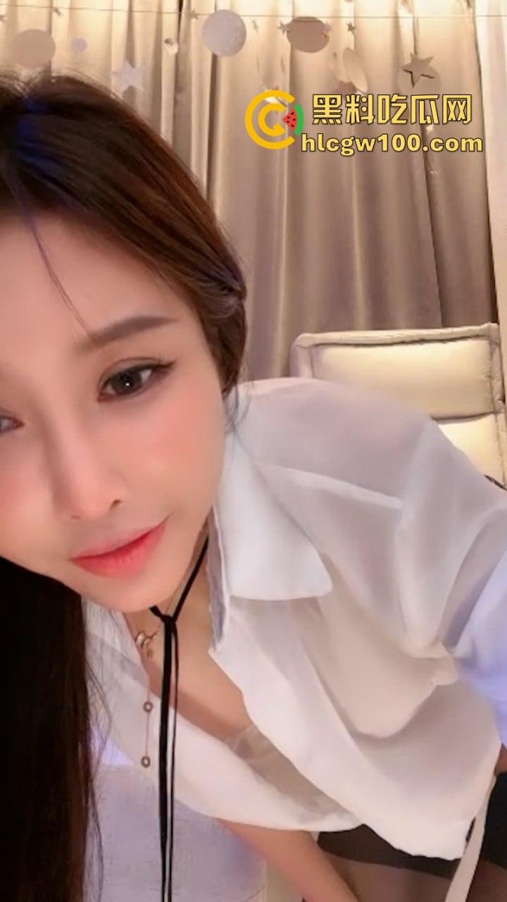 极品身材女神【云小禾】高颜值白虎肥臀反差婊 道具自慰逼脸同框 直播收费房大秀 表情骚到没边  第1张