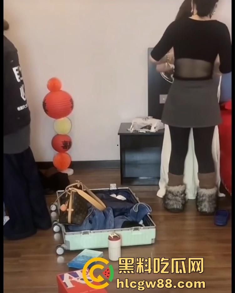 抖音七月化妆师Coco 给高颜值美女新娘化妆直播 展示精美妆容和婚纱 结果竟直播露点走光！  第7张