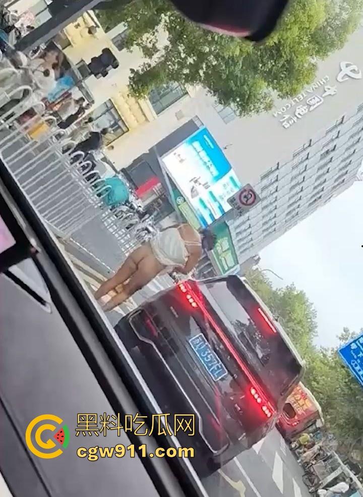 江苏衣裳街街头惊现户外露出，疑似神经病女子闹市区发癫，马路中一丝不挂狂舞，路人惊呼纷纷拍照！  第1张