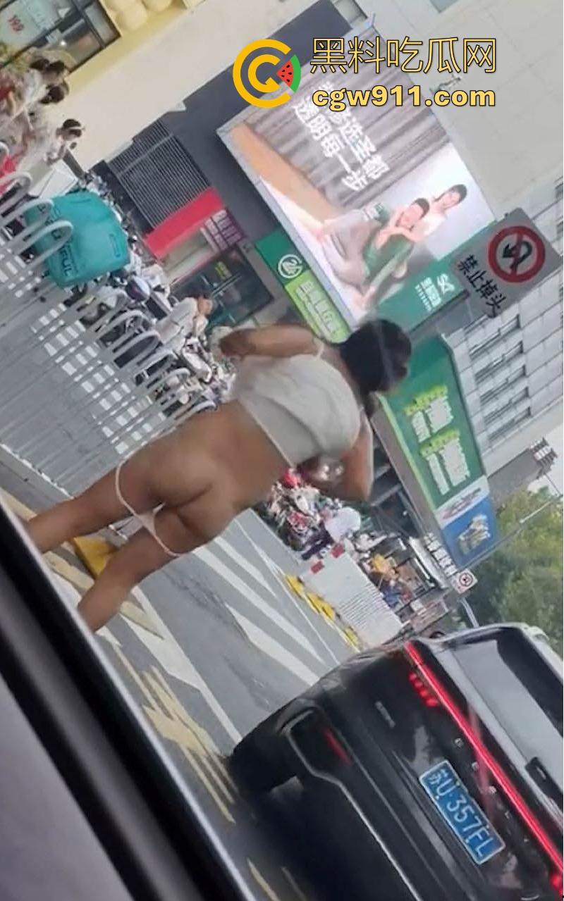 江苏衣裳街街头惊现户外露出，疑似神经病女子闹市区发癫，马路中一丝不挂狂舞，路人惊呼纷纷拍照！  第4张
