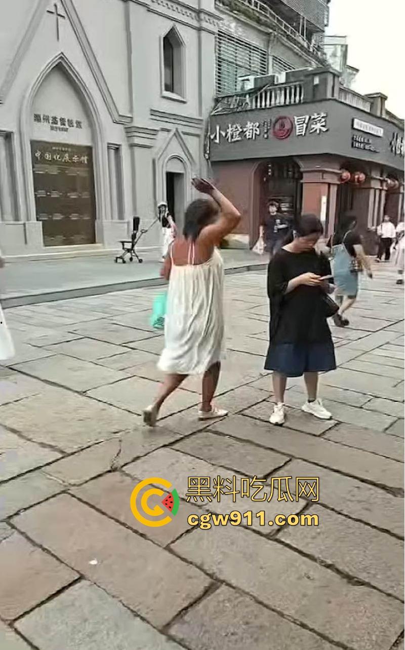 江苏衣裳街街头惊现户外露出，疑似神经病女子闹市区发癫，马路中一丝不挂狂舞，路人惊呼纷纷拍照！  第5张