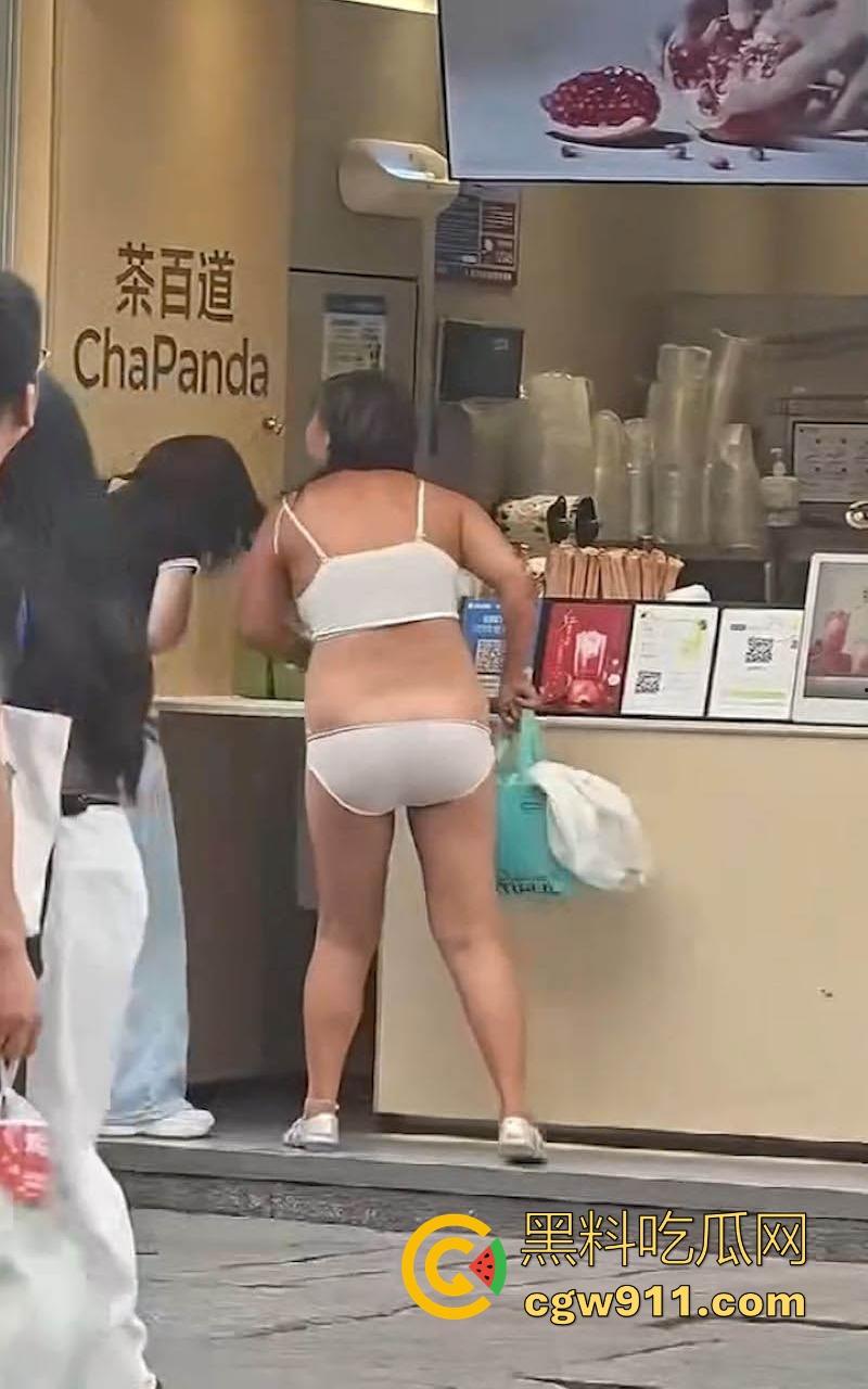 江苏衣裳街街头惊现户外露出，疑似神经病女子闹市区发癫，马路中一丝不挂狂舞，路人惊呼纷纷拍照！  第6张