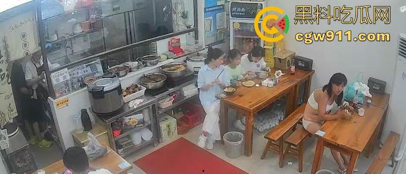 江苏衣裳街街头惊现户外露出，疑似神经病女子闹市区发癫，马路中一丝不挂狂舞，路人惊呼纷纷拍照！  第8张