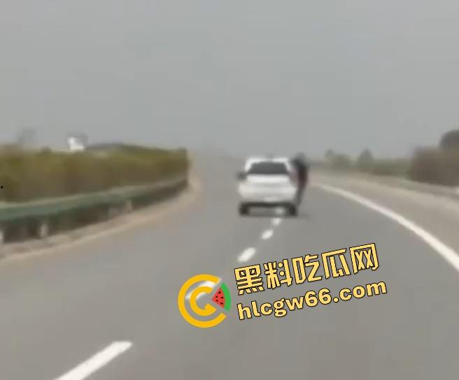 柬埔寨金边高速惊现持AK抢车！一家六口当场吓懵，劫匪持枪逼人下车，开车逃之夭夭！  第1张