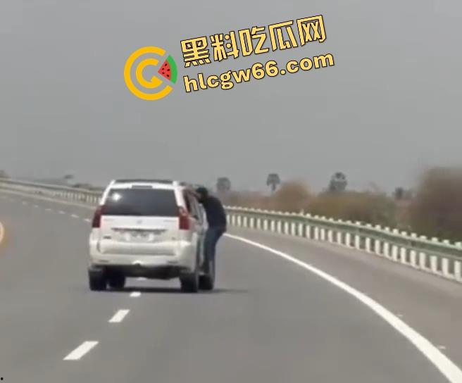 柬埔寨金边高速惊现持AK抢车！一家六口当场吓懵，劫匪持枪逼人下车，开车逃之夭夭！  第2张