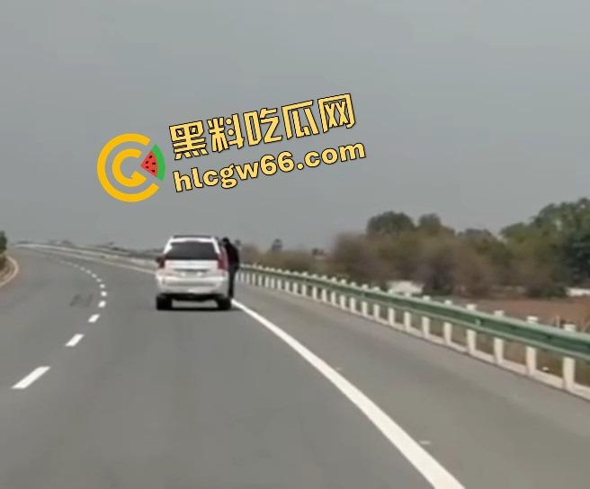 柬埔寨金边高速惊现持AK抢车！一家六口当场吓懵，劫匪持枪逼人下车，开车逃之夭夭！  第3张