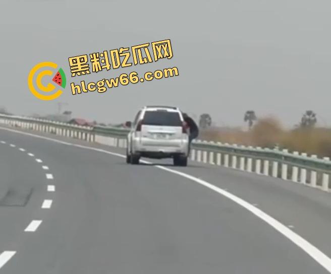 柬埔寨金边高速惊现持AK抢车！一家六口当场吓懵，劫匪持枪逼人下车，开车逃之夭夭！  第4张