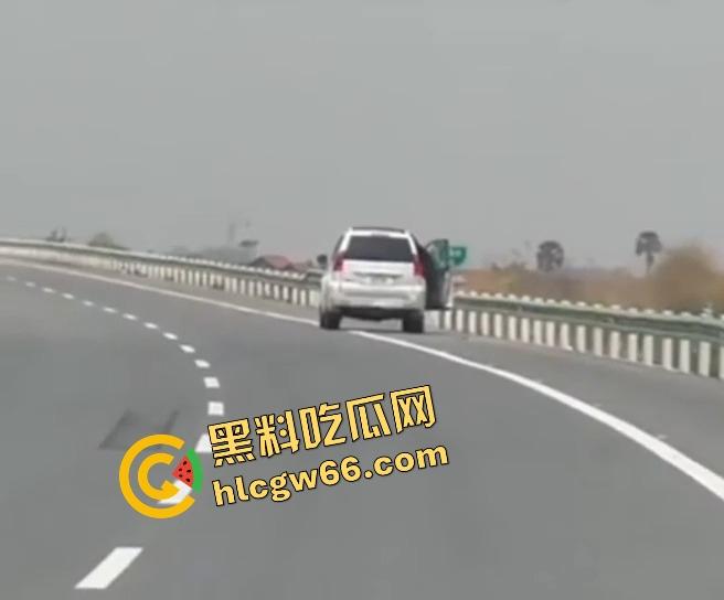 柬埔寨金边高速惊现持AK抢车！一家六口当场吓懵，劫匪持枪逼人下车，开车逃之夭夭！  第5张