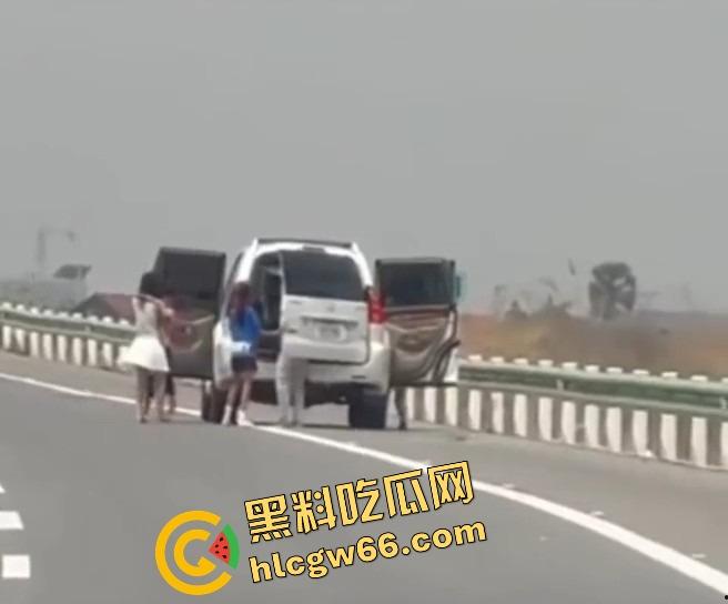 柬埔寨金边高速惊现持AK抢车！一家六口当场吓懵，劫匪持枪逼人下车，开车逃之夭夭！  第6张