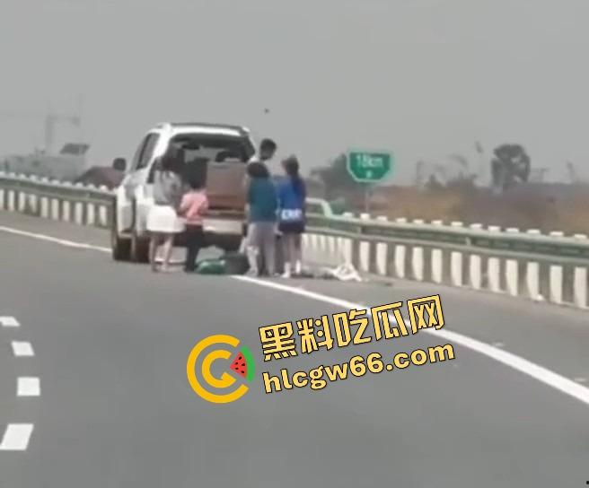 柬埔寨金边高速惊现持AK抢车！一家六口当场吓懵，劫匪持枪逼人下车，开车逃之夭夭！  第8张