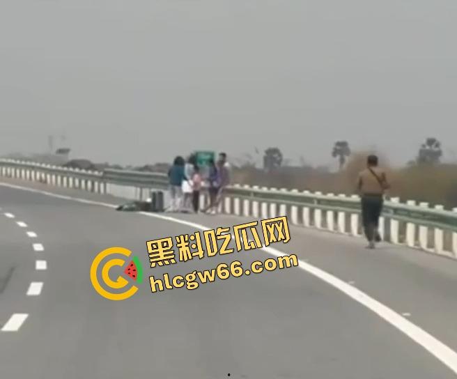 柬埔寨金边高速惊现持AK抢车！一家六口当场吓懵，劫匪持枪逼人下车，开车逃之夭夭！  第9张