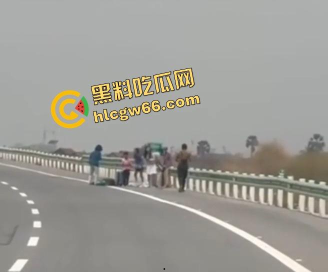 柬埔寨金边高速惊现持AK抢车！一家六口当场吓懵，劫匪持枪逼人下车，开车逃之夭夭！  第10张