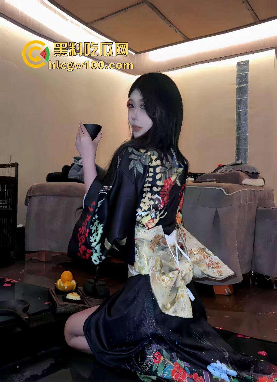 河北精神小伙KTV玩疯，陪酒妹被当狗地下爬跪舔，嘴当B抽插全程卖力口活卖力吸到腿软，洗手间乱交结尾！  第4张