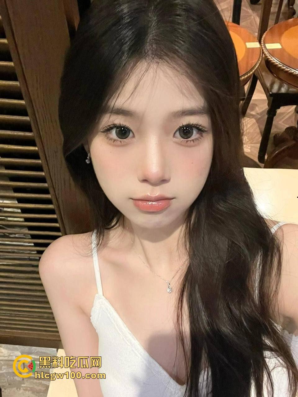 小情侣停车场光着屁股现场造人，野战玩得飞起，邻居拍视频爆出裤子都没脱利索就开干，这也太饥渴了吧！  第1张