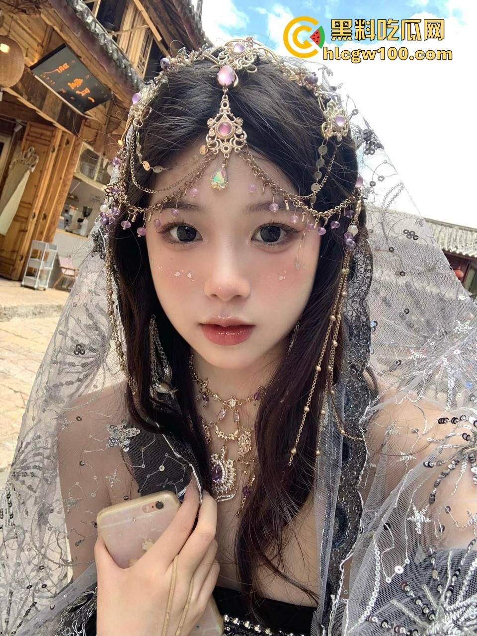 小情侣停车场光着屁股现场造人，野战玩得飞起，邻居拍视频爆出裤子都没脱利索就开干，这也太饥渴了吧！  第2张