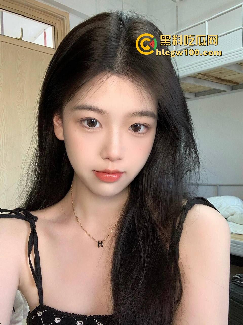 小情侣停车场光着屁股现场造人，野战玩得飞起，邻居拍视频爆出裤子都没脱利索就开干，这也太饥渴了吧！  第4张