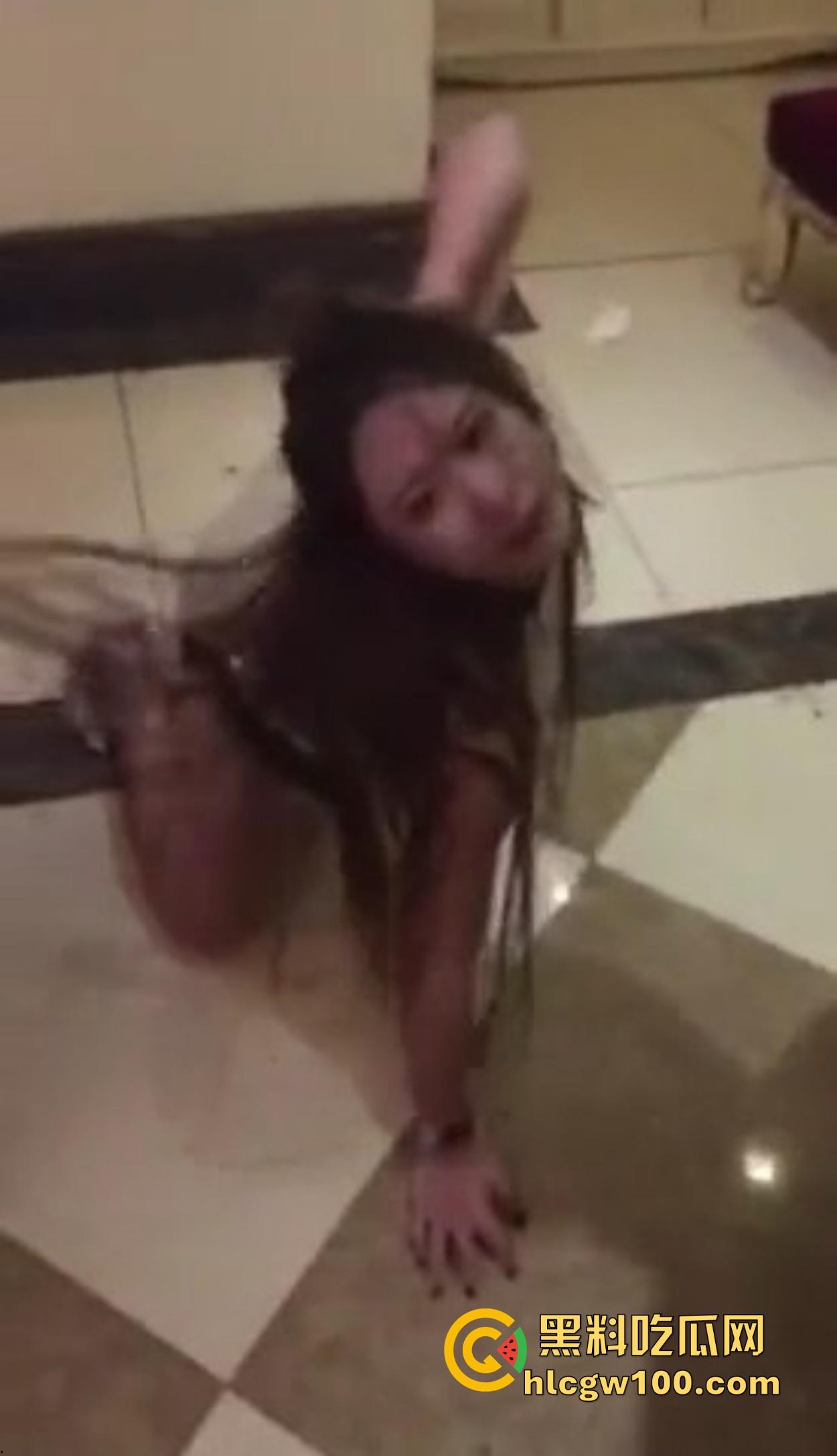 河北精神小伙KTV玩疯，陪酒妹被当狗地下爬跪舔，嘴当B抽插全程卖力口活卖力吸到腿软，洗手间乱交结尾！  第12张