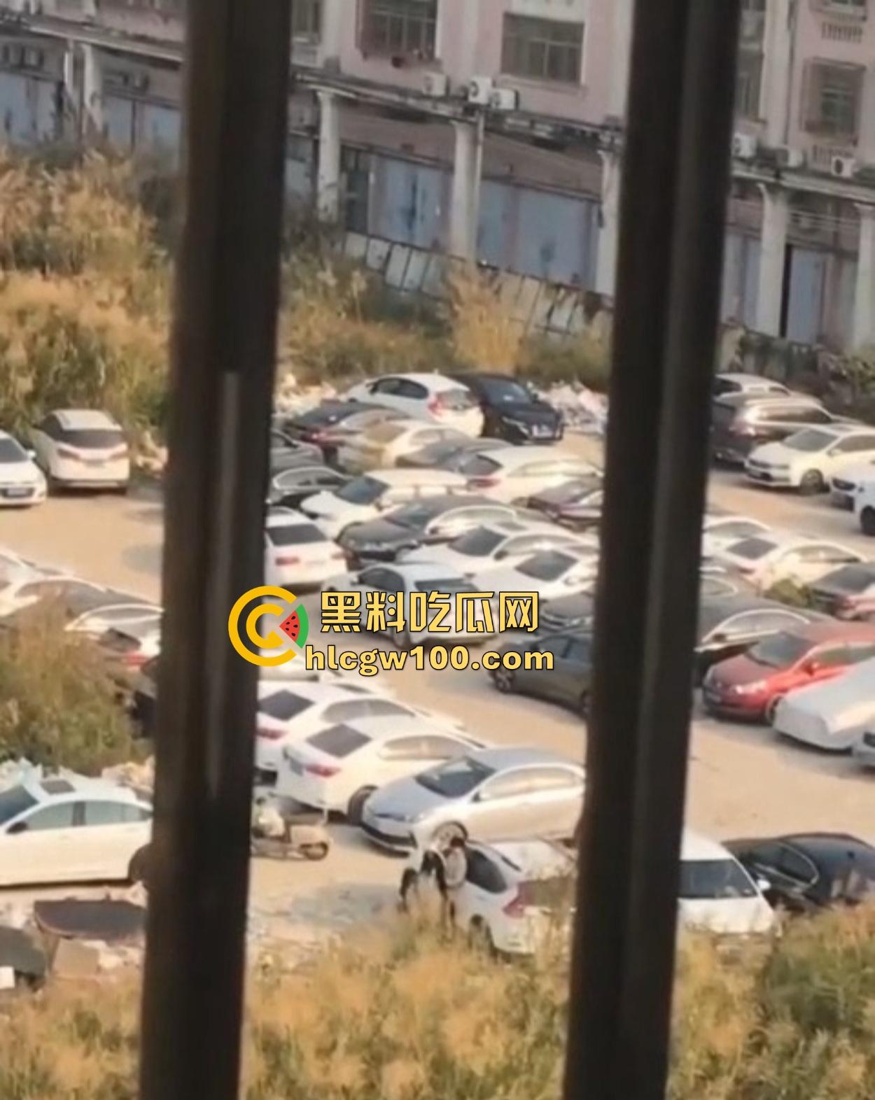 小情侣停车场光着屁股现场造人，野战玩得飞起，邻居拍视频爆出裤子都没脱利索就开干，这也太饥渴了吧！  第6张