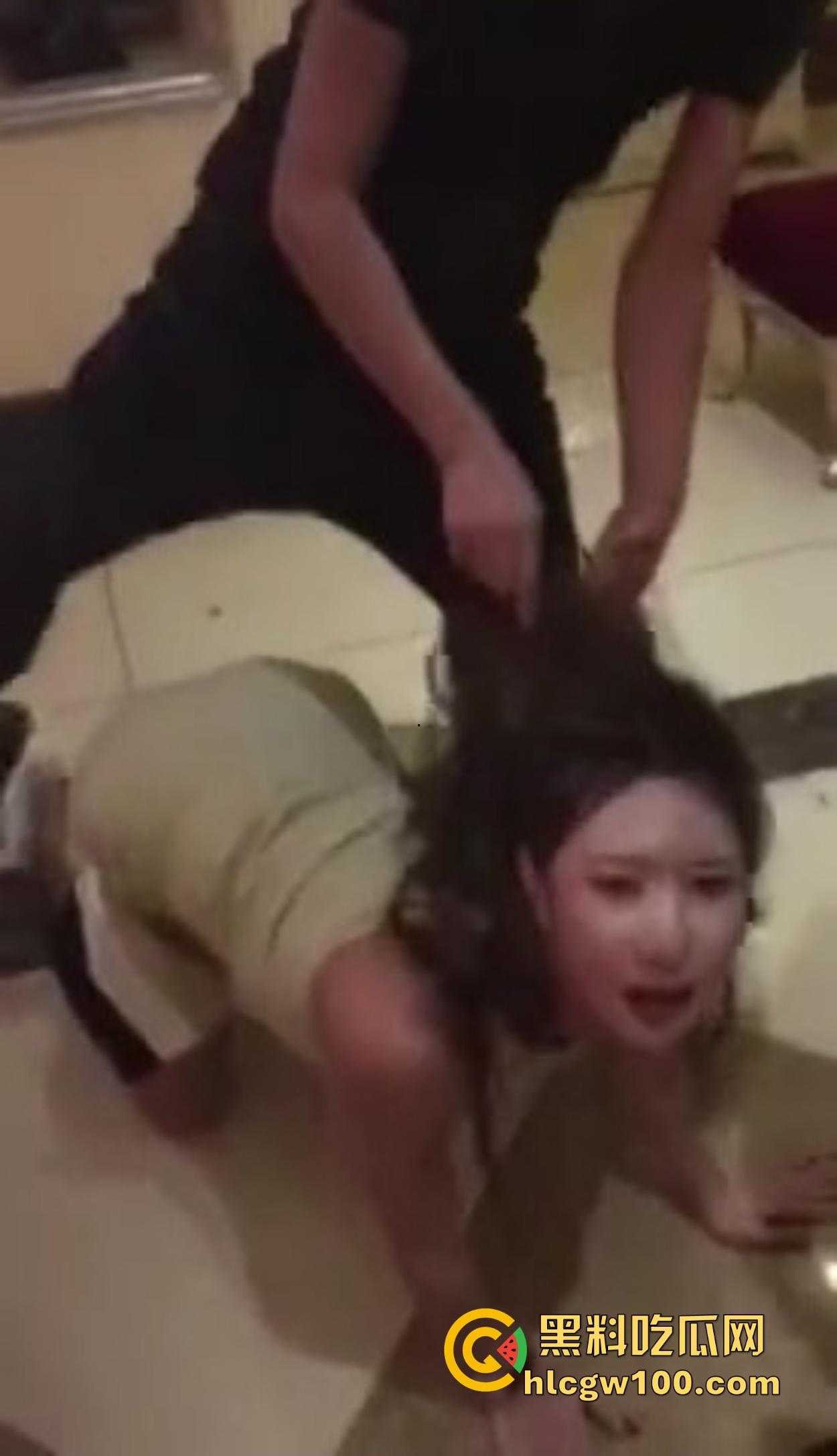 河北精神小伙KTV玩疯，陪酒妹被当狗地下爬跪舔，嘴当B抽插全程卖力口活卖力吸到腿软，洗手间乱交结尾！  第13张