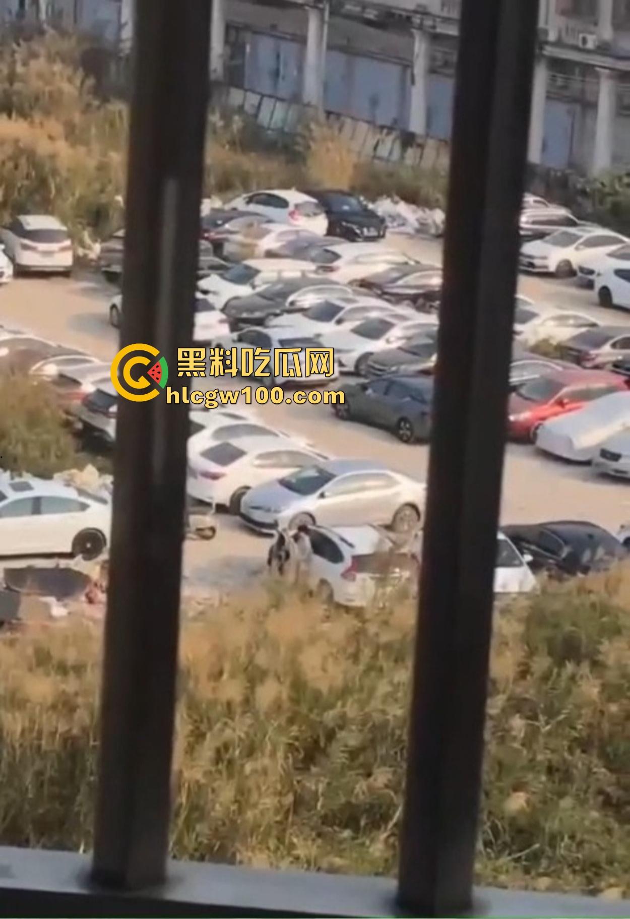 小情侣停车场光着屁股现场造人，野战玩得飞起，邻居拍视频爆出裤子都没脱利索就开干，这也太饥渴了吧！  第7张