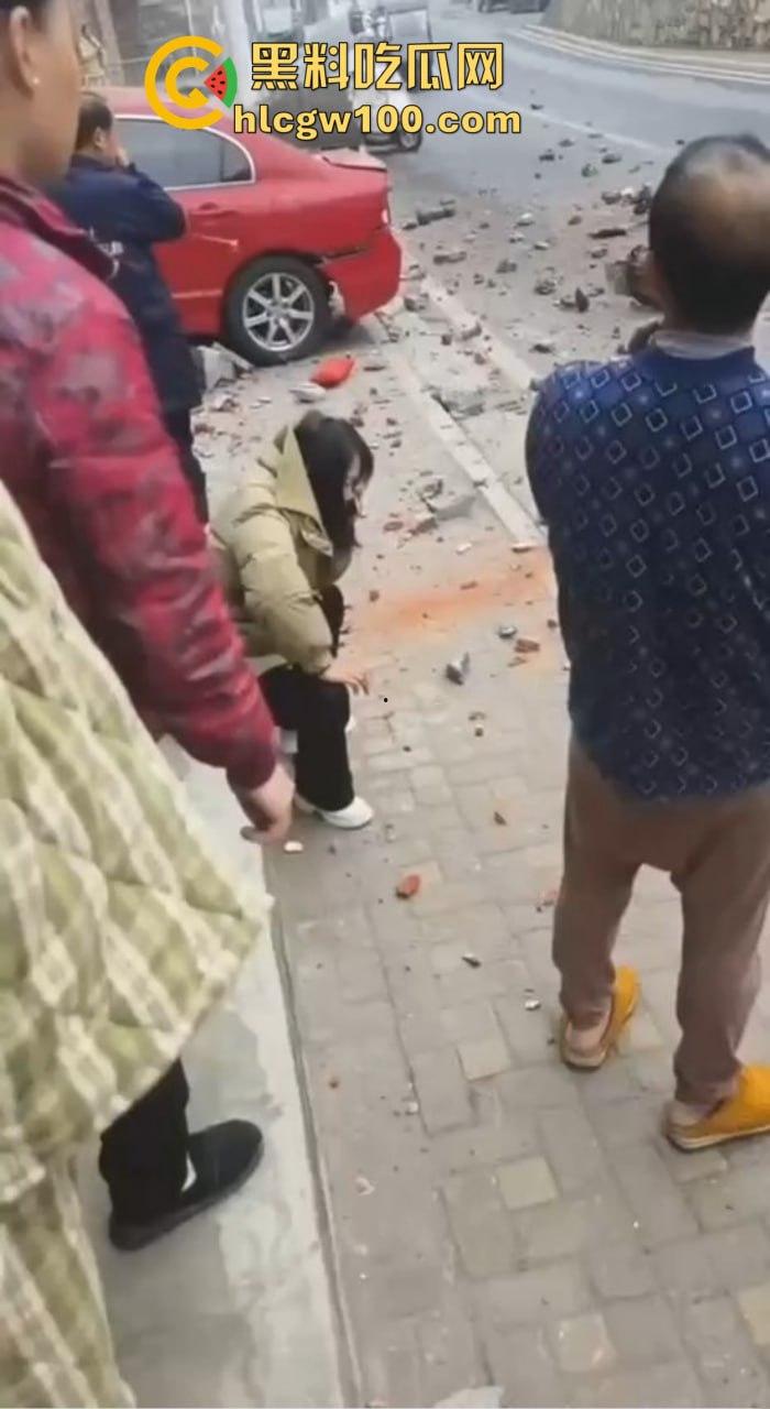 女司机漂移撞墙全程高能，开车像玩QQ飞车，氮气加速弹射起步，车撞成废铁人却完好无损牛逼！  第1张