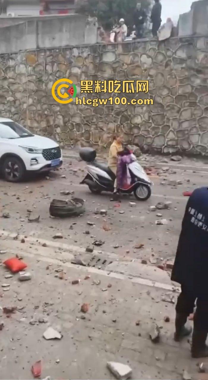 女司机漂移撞墙全程高能，开车像玩QQ飞车，氮气加速弹射起步，车撞成废铁人却完好无损牛逼！  第5张