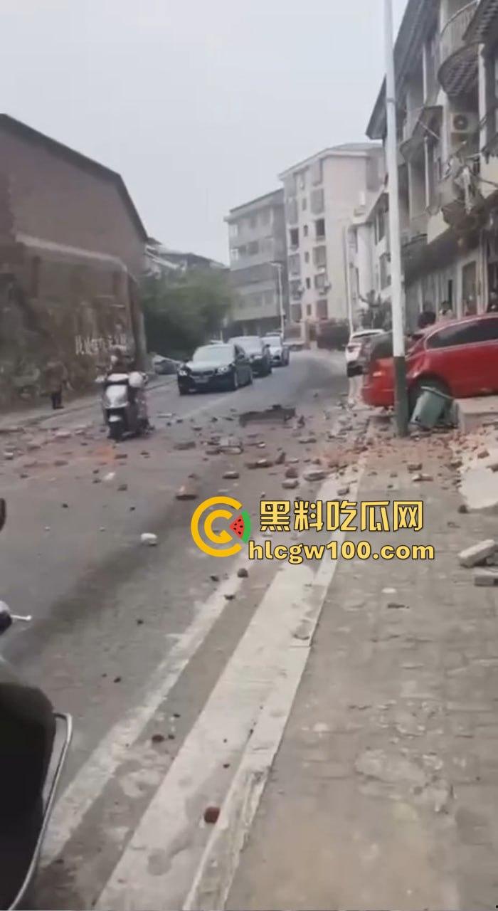 女司机漂移撞墙全程高能，开车像玩QQ飞车，氮气加速弹射起步，车撞成废铁人却完好无损牛逼！  第6张