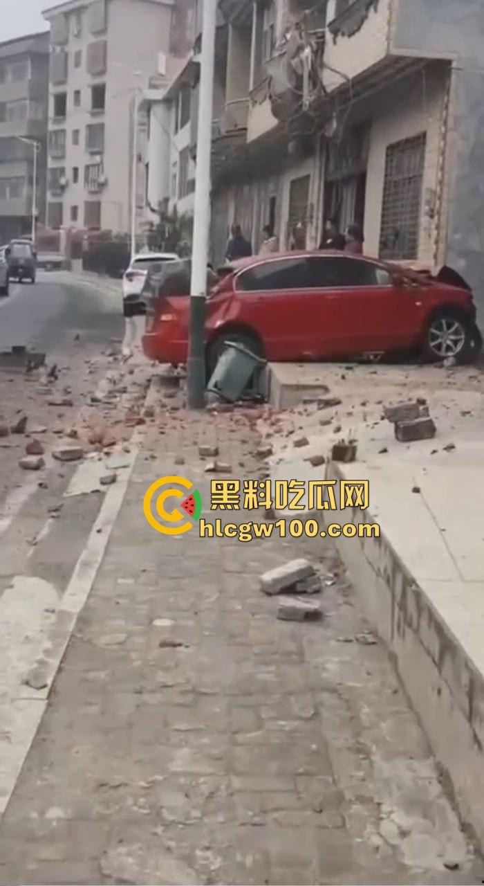 女司机漂移撞墙全程高能，开车像玩QQ飞车，氮气加速弹射起步，车撞成废铁人却完好无损牛逼！  第7张