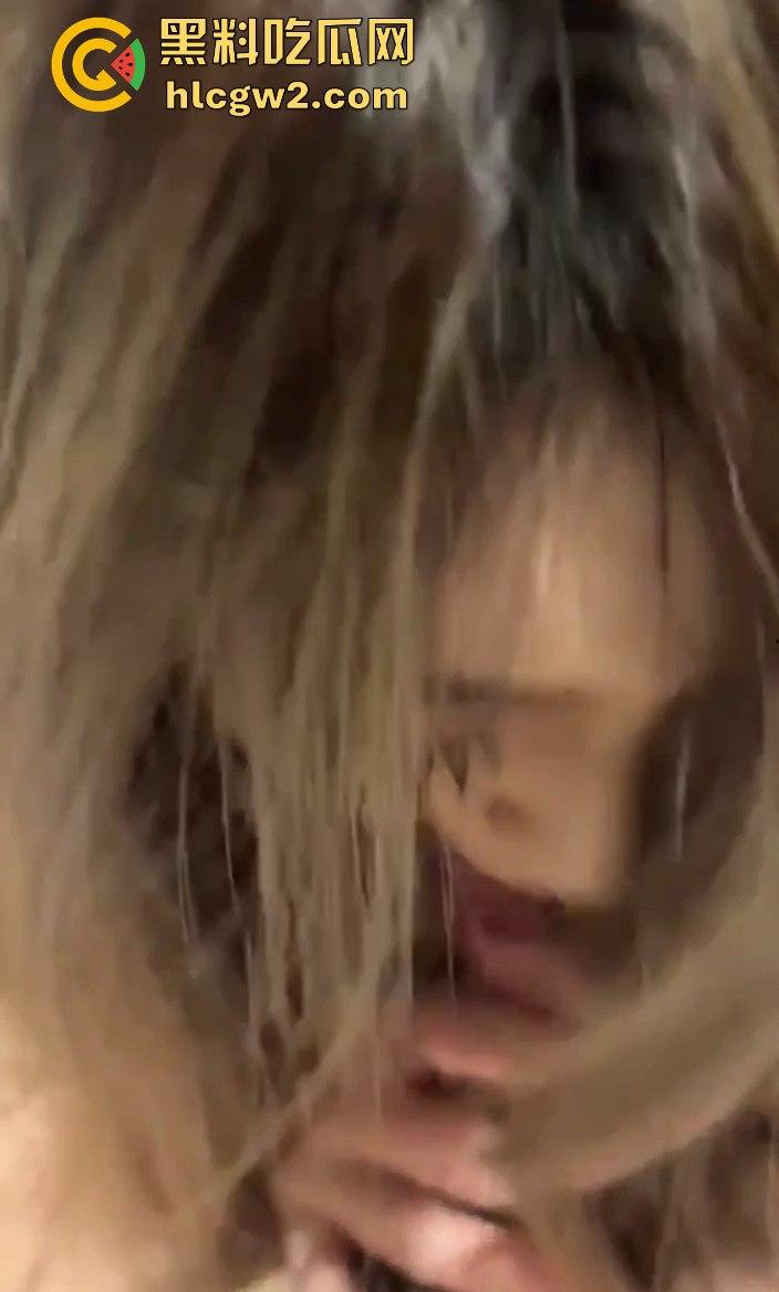 屌丝眼中的女神原来是骚母狗 大学生妹子【翁雅雯】和渣男玩3P 吞精后入样样不落 独家曝光！  第3张