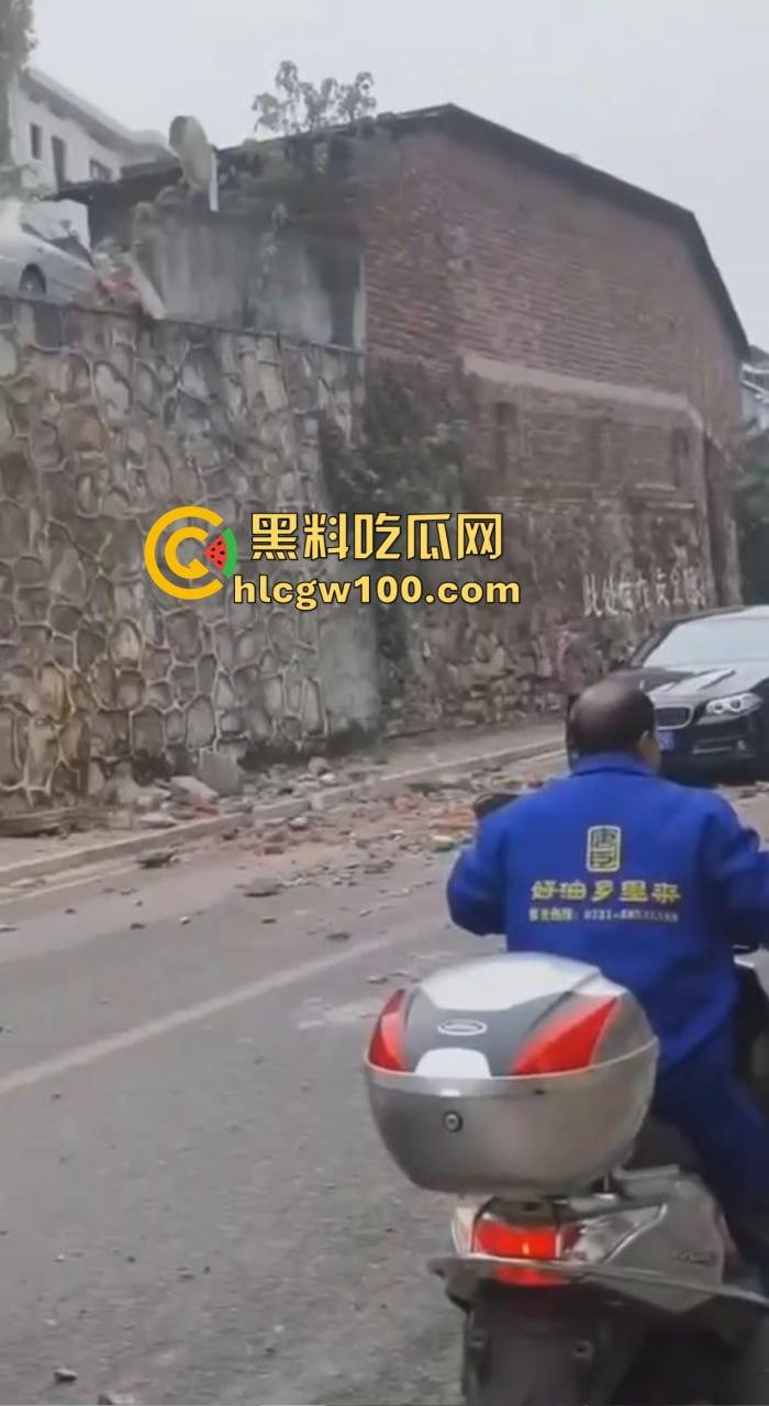 女司机漂移撞墙全程高能，开车像玩QQ飞车，氮气加速弹射起步，车撞成废铁人却完好无损牛逼！  第9张