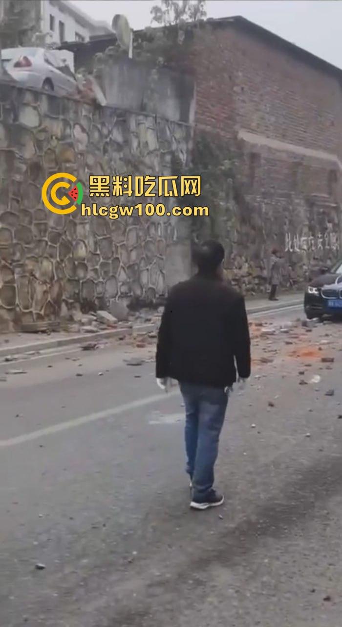 女司机漂移撞墙全程高能，开车像玩QQ飞车，氮气加速弹射起步，车撞成废铁人却完好无损牛逼！  第10张