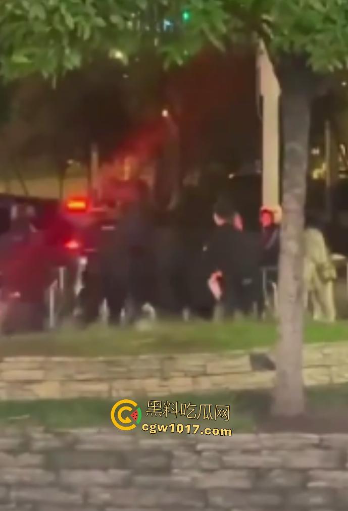 达州街头“刀皇”用菜刀袭警，小冲突变警匪大戏，警车撞击刀皇还能立马站起来，女友抱腿才能制服，太牛逼了！  第7张