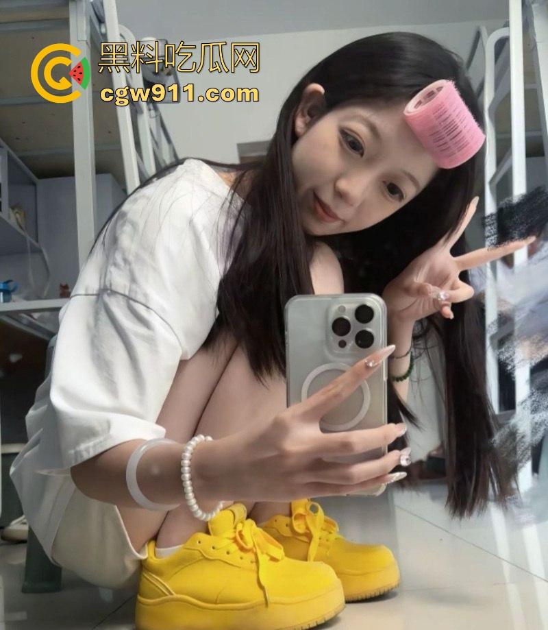 重庆清纯【刘柳婉】裸聊自慰视频曝光，白嫩巨乳夹铃铛诱惑，男厕所开档黑丝扣穴，撸点爆棚让人上瘾！  第4张