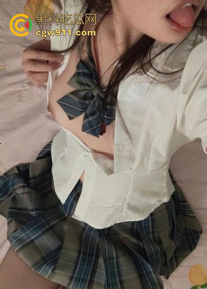 重庆清纯【刘柳婉】裸聊自慰视频曝光，白嫩巨乳夹铃铛诱惑，男厕所开档黑丝扣穴，撸点爆棚让人上瘾！  第9张