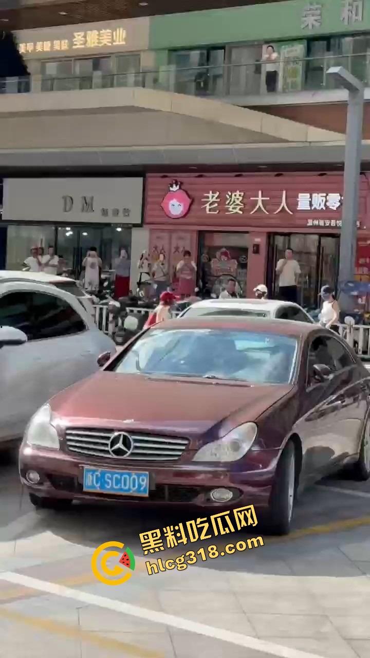 浙C老板去找前妻给娃过生日,现任小仙女当场砸店发疯,一蛋糕糊在孩子脸,现场一群吃瓜群众围观! 第2张 浙C老板去找前妻给娃过生日,现任小仙女当场砸店发疯,一蛋糕糊在孩子脸,现场一群吃瓜群众围观! 第2张