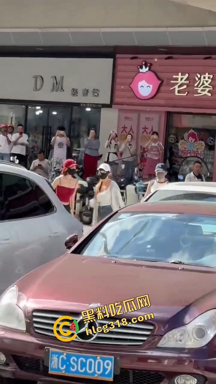 浙C老板去找前妻给娃过生日,现任小仙女当场砸店发疯,一蛋糕糊在孩子脸,现场一群吃瓜群众围观! 第3张 浙C老板去找前妻给娃过生日,现任小仙女当场砸店发疯,一蛋糕糊在孩子脸,现场一群吃瓜群众围观! 第3张