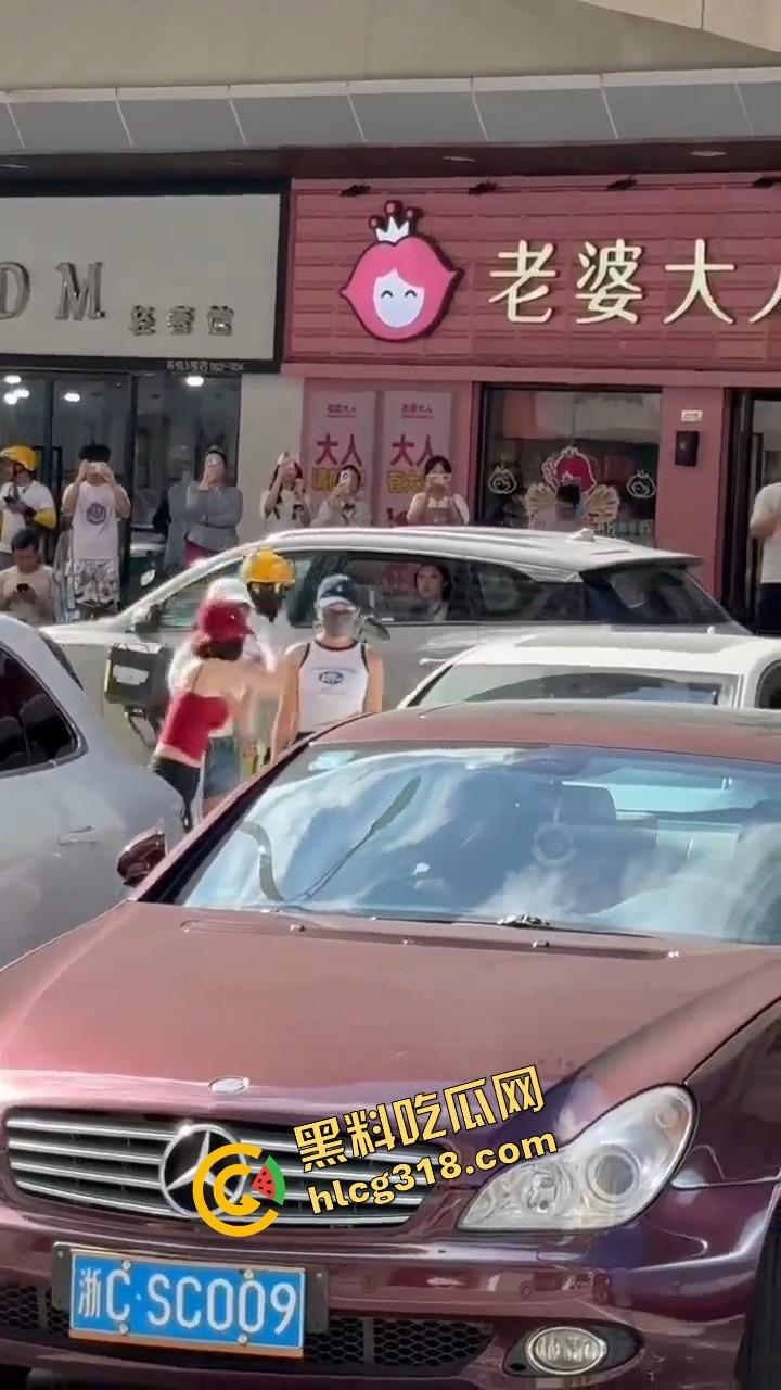 浙C老板去找前妻给娃过生日,现任小仙女当场砸店发疯,一蛋糕糊在孩子脸,现场一群吃瓜群众围观! 第4张 浙C老板去找前妻给娃过生日,现任小仙女当场砸店发疯,一蛋糕糊在孩子脸,现场一群吃瓜群众围观! 第4张