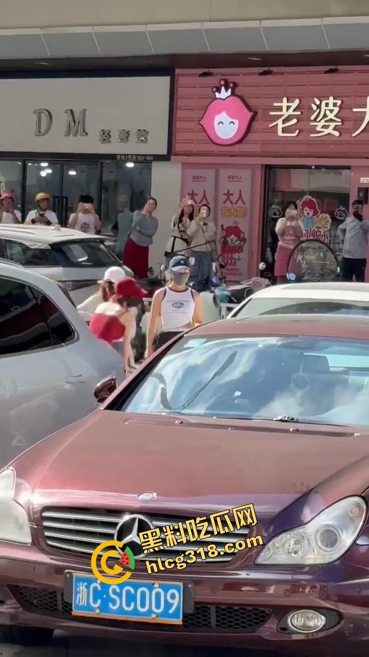 浙C老板去找前妻给娃过生日,现任小仙女当场砸店发疯,一蛋糕糊在孩子脸,现场一群吃瓜群众围观! 第5张 浙C老板去找前妻给娃过生日,现任小仙女当场砸店发疯,一蛋糕糊在孩子脸,现场一群吃瓜群众围观! 第5张