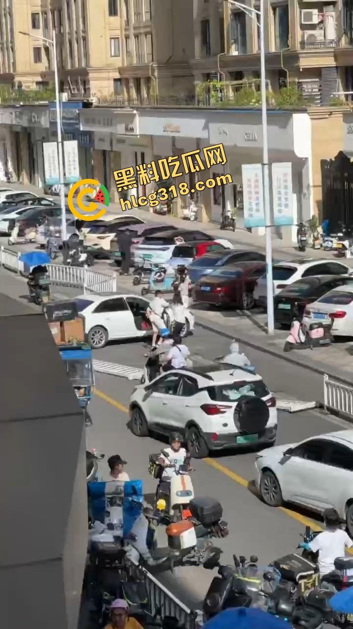 浙C老板去找前妻给娃过生日,现任小仙女当场砸店发疯,一蛋糕糊在孩子脸,现场一群吃瓜群众围观! 第6张 浙C老板去找前妻给娃过生日,现任小仙女当场砸店发疯,一蛋糕糊在孩子脸,现场一群吃瓜群众围观! 第6张