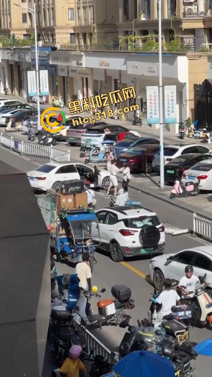 浙C老板去找前妻给娃过生日,现任小仙女当场砸店发疯,一蛋糕糊在孩子脸,现场一群吃瓜群众围观! 第7张 浙C老板去找前妻给娃过生日,现任小仙女当场砸店发疯,一蛋糕糊在孩子脸,现场一群吃瓜群众围观! 第7张