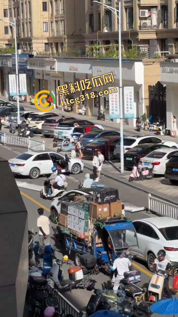 浙C老板去找前妻给娃过生日,现任小仙女当场砸店发疯,一蛋糕糊在孩子脸,现场一群吃瓜群众围观! 第8张 浙C老板去找前妻给娃过生日,现任小仙女当场砸店发疯,一蛋糕糊在孩子脸,现场一群吃瓜群众围观! 第8张